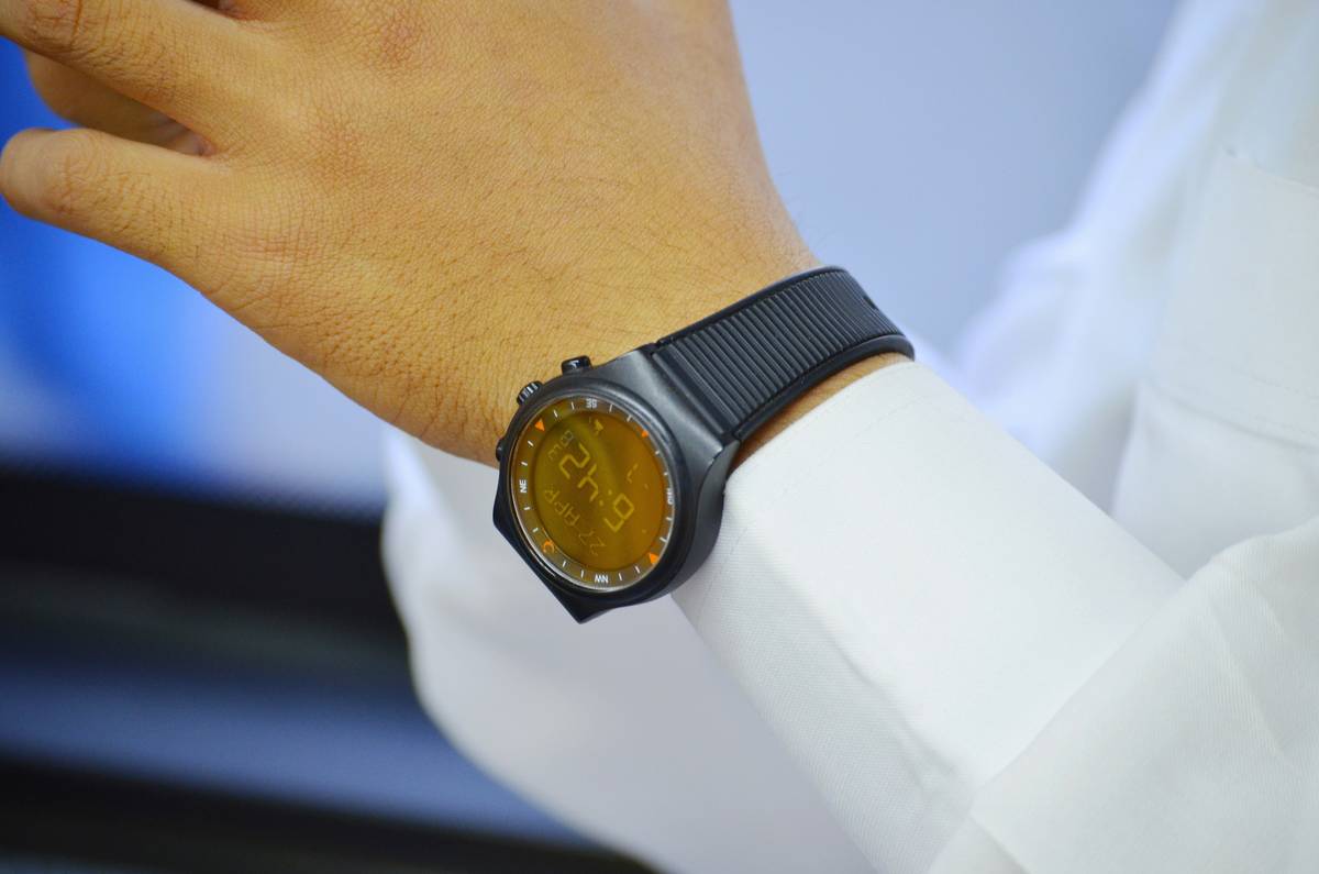 Diagram showing how an anxiety sensor band functions