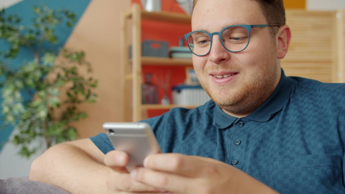 An infographic showing quick tips for managing stress via a mindful habit device app