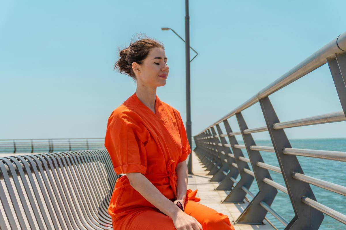 Chart showing cortisol reduction with plausible vs. aspirational affirmations over 6 weeks