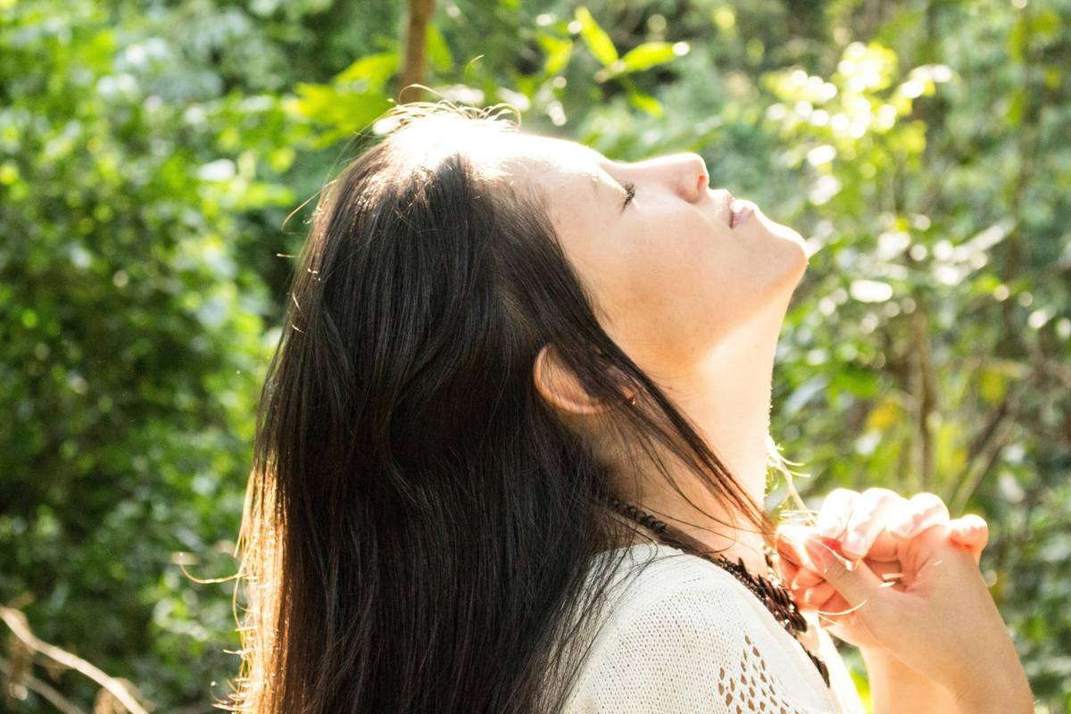 Infographic showing how paced breathing at 5.5 breaths per minute activates the vagus nerve, lowers cortisol, and increases HRV within 90 seconds