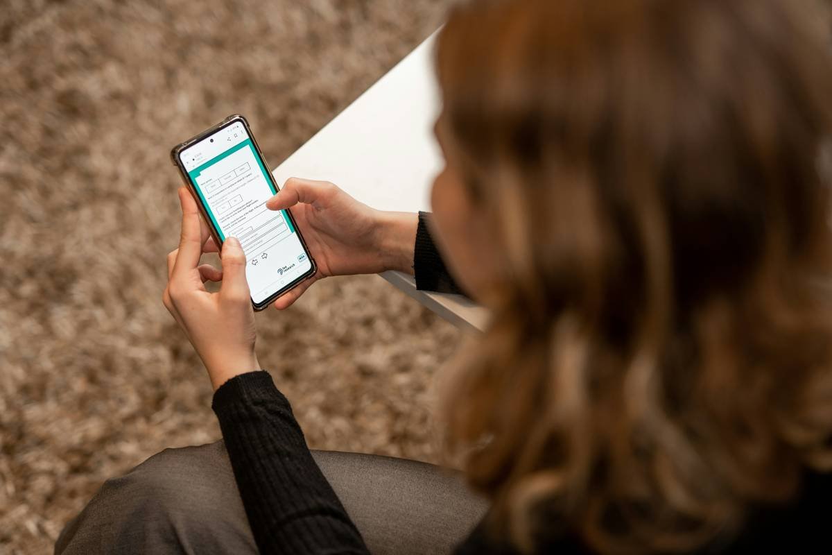7 Chill Tool Apps That Help Stress (Tested by a Burned-Out Therapist Who Swears by Them)