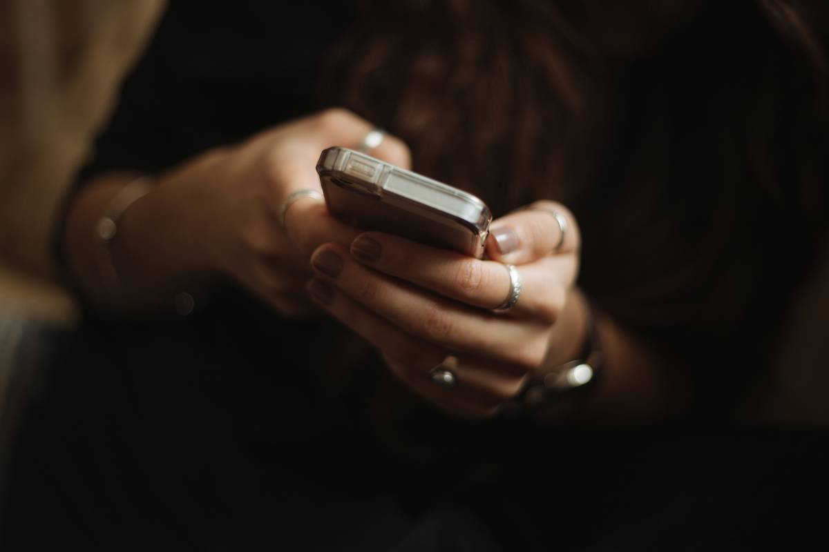 Bar chart showing correlation between daily screen time and self-reported stress levels: 0-2 hrs = low stress, 3-5 hrs = moderate, 6+ hrs = high stress