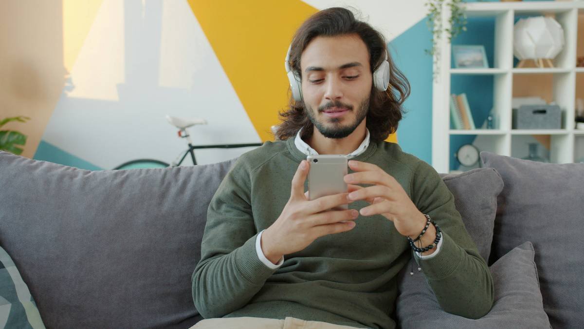 Infographic showing 77% of adults report physical stress symptoms, cortisol impact on brain regions, and 5-minute daily app use reduces anxiety by 30%