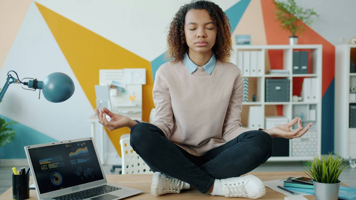 Infographic showing brainwave states: beta (stress), alpha (calm focus), theta (deep relaxation) and how focus enhancing headsets promote alpha waves