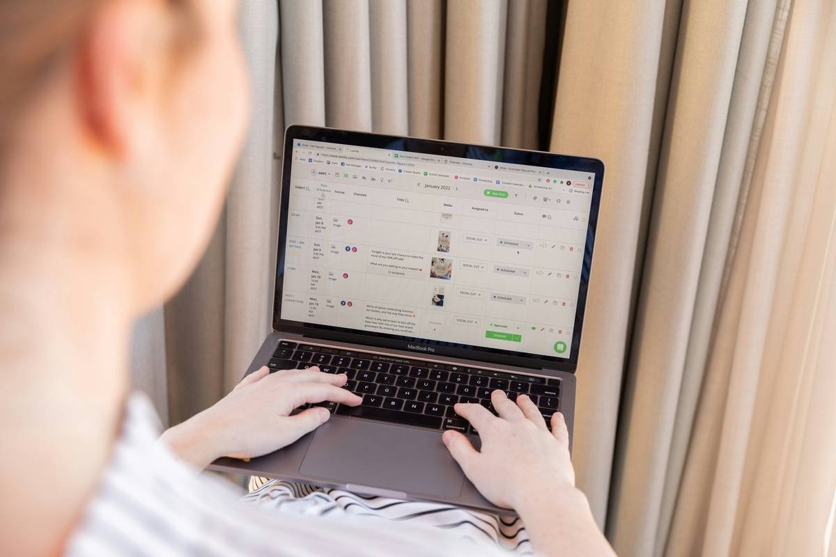 Infographie : 68% des télétravailleurs ressentent un stress élevé lié à l'écran ; 42% ignorent les outils PC anti-stress.